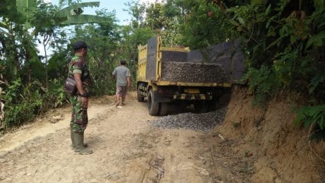 Hari Ini Dropping Material Hingga 5 Dum Truck