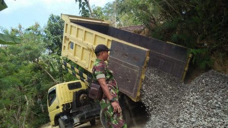 Warga Berharap, Jalan Desa Di Rabat Agar Aman