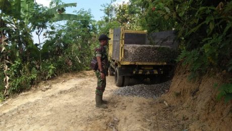 Warga Bareng Satgas TMMD Cek Material Jalan Rabat