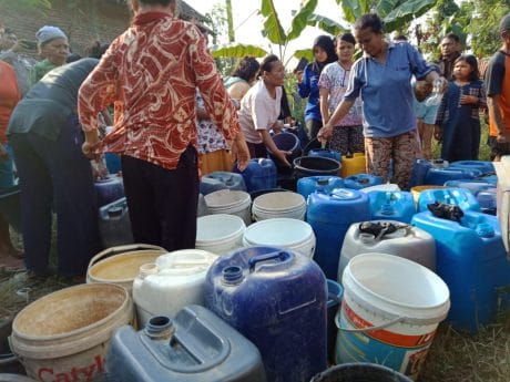 Rela Antri Demi Air Bersih