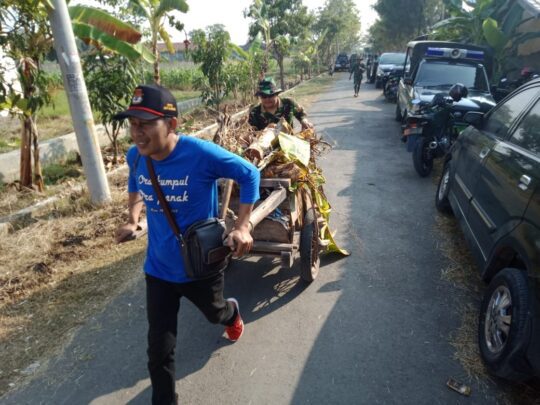 Pemdes Jatimulya Ikut Dorong Gerobag Sampah
