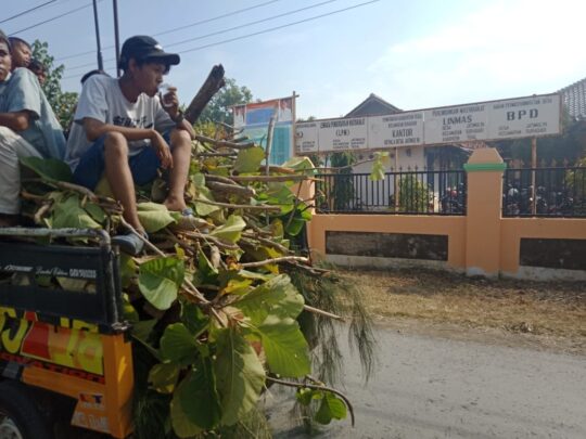Riangnya Anak-Anak Ikut Membuang Sampah