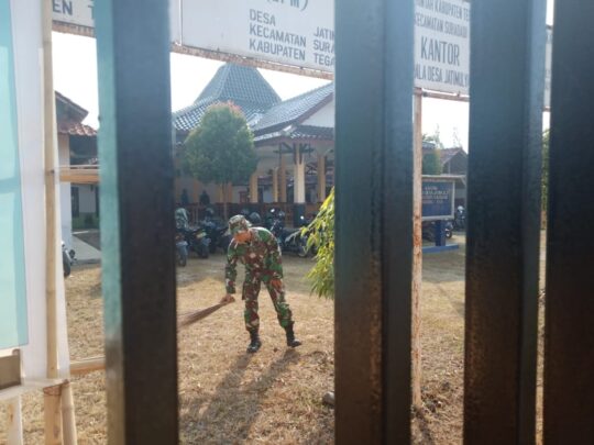 Babinsa Sapu Titik Transit Upacara TMMD