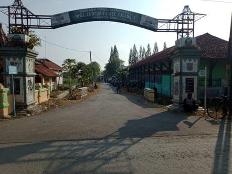 Jalan Poros Desa Juga Turut Di Bersihkan Dari Sampah