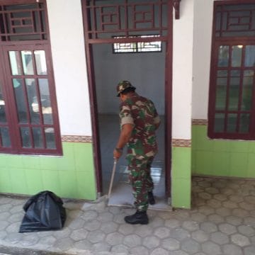TNI Sapu Kantor Ruangan Kades