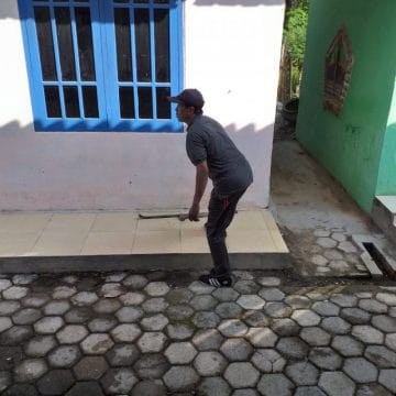 Lantai Balai Desa Turut Dipel Agar Lebih Bersih