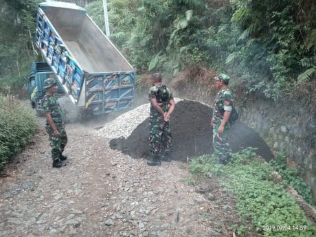 TNI Cek Pendistribusian Material Rabat Jalan