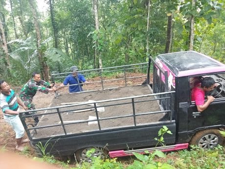 TNI Pastikan Pendistribusian Material Rabat Jalan