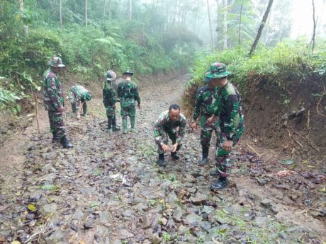Anggota Kodim Trenggalek Perbaiki Akses Jalan