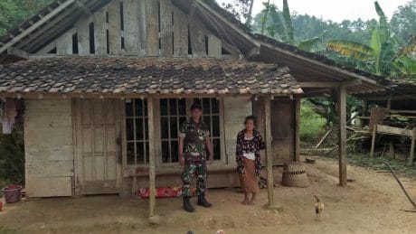 Hidup di Lereng Gunung, Paikem Huni Rumah Sederhananya Sendiri