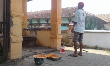 Jelang TMMD Warga Mulai Cat Pos Kamling
