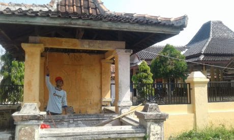 Atap Pos Kamling Ikut Diperbaiki