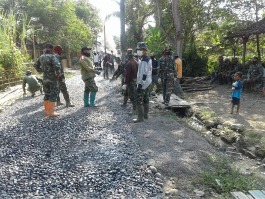 Anak Kecil Bermain Melihat Program TMMD