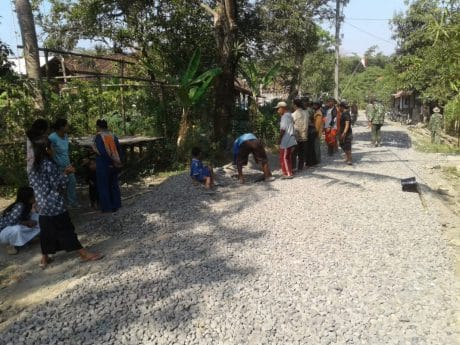 Ibu-Ibu Lihat TNI Kerjakan Aspal Jalan Sambil Senyum