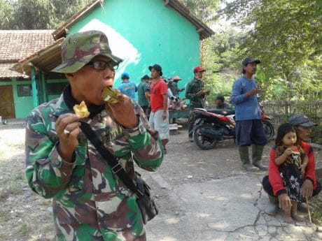 Rehat Sejenak, TNI Makan Tahu