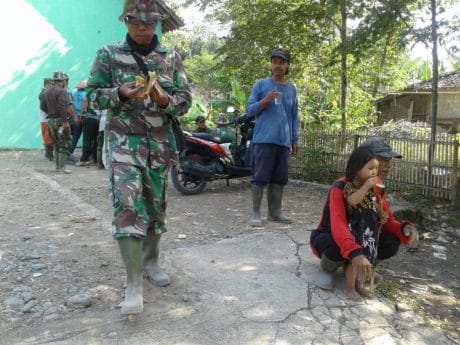 Lahapnya, TNI Makan Pisang