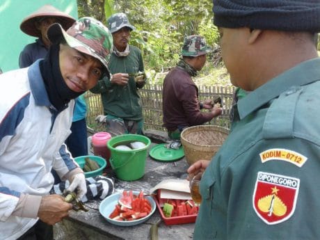 Usai Pengaspalan, Ramenya TNI Rehat
