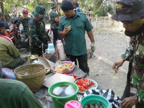 TNI Bingung Pilih Kue Pemberian Warga Sasaran TMMD