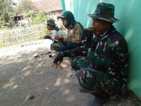Duduk Bersandar, TNI Rehat Bareng