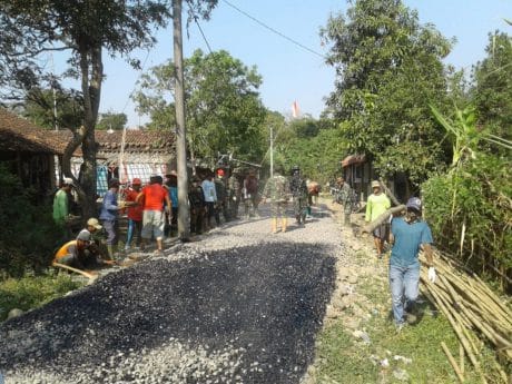 Intiplah TNI Kerjakan Aspal Jalan