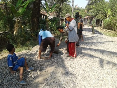 Lugunya Anak Desa Jatimulya Bermain Di Sekitar Pengerjaan TMMD