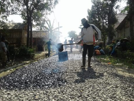Warga Meminta Gang Rumahnya Diberi Sedikit Aspal