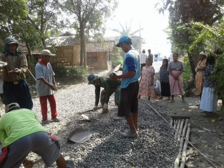 Selain Perataan Aspal, Warga Belajar Tata Batu Dasaran
