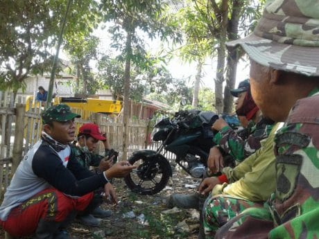 Disela-sela Pengaspalan, Babinsa Komsos