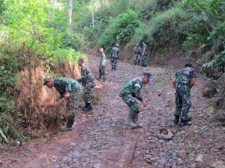 Rabat Jalan, Anggota Kodim Trenggalek Lebarkan Badan Jalan
