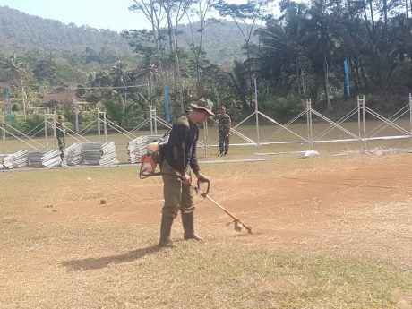 Babinsa Jalankan Mesin Potong Rumput Nusantarapos Co Id