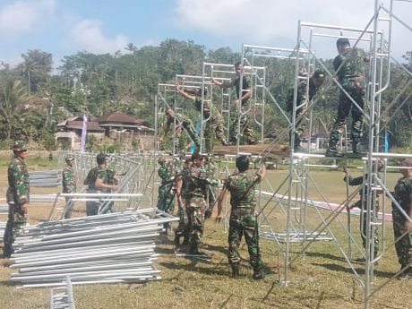 Scaffolding Ditata Melintang Di Lapangan Untuk Tatakan Banner
