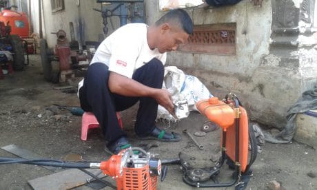 Pisau Aus, Mesin Pemotong Rumput Di Servis