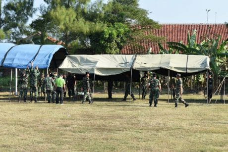 TNI Kodim Tegal Sengkuyung Pasang Tenda Upacara TMMD Reg 105