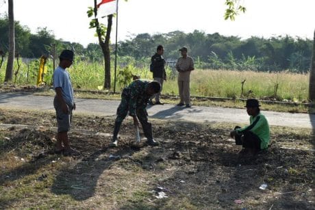 Kades Jatimulya Gerakkan Warga Ikut Pasang