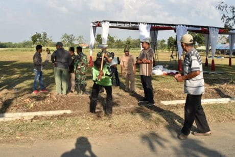 50 Warga Kerjabakti Pasang Tenda Upacara Pembukaan TMMD Tegal