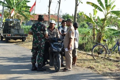 Kades Jatimulya Siapkan Peralatan Untuk Persiapan Upacara Pembukaan TMMD Tegal