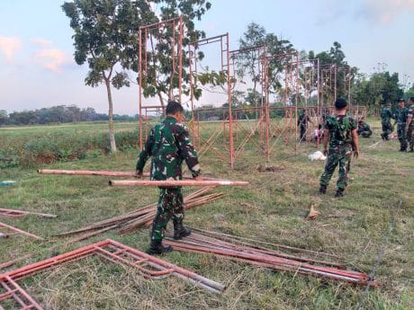 TNI Bawa Scaffolding Ke Lapangan Desa Jatimulya
