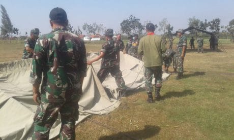 Warga Ikut Pasang Tenda Pasukan