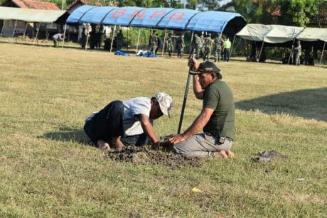 Warga Jatimulya Buat Lobang Untuk Tiang Bendera Upacara Pembukaan TMMD