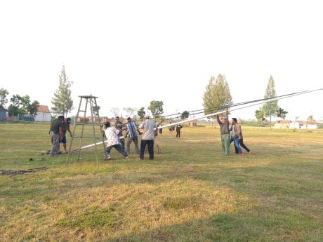 Berat, Tiang Bendera Upacara Pembukaan TMMD Harus Di Tarik Banyak Orang