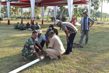 Inilah Serunya Pasang Tiang BenderaUpacara TMMD Reg 105 Tegal