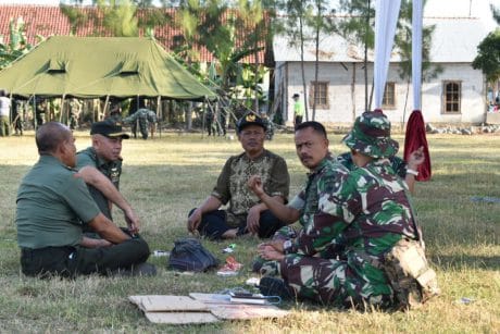 Usai Persiapan Upacara Pembukaan, Warga Dan TNI Rehat