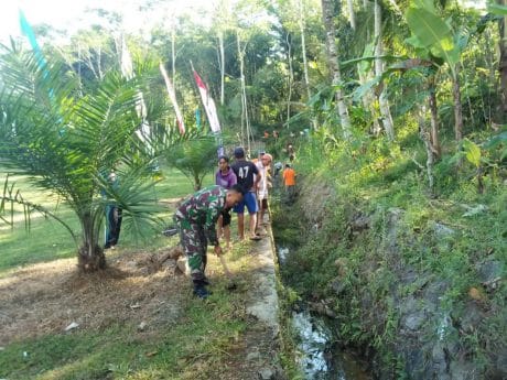 Ratakan Tanah Di Jalan Sekitar Lapangan Lokasi Upacara Pembukaan TMMD, TNI Ikut Mencangkul