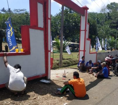 Gapura Desa Surenlor Dicat Warga untuk Persiapan TMMD Reg 105 Trenggalek