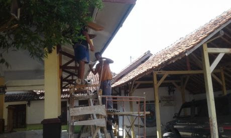 TNI Perbaiki Atap Balai Desa Bocor
