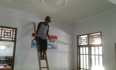 Senyum Warga, Ruangan Kades Turut Di Cat Jelang Pembukaan TMMD