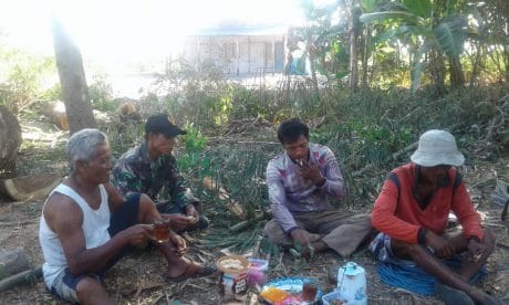 Kerjabakti JUT, Babinsa Jagongan Bareng Warga