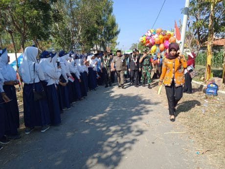 Jalan Bareng Tamu VVIP, Wabup Tegal Lambaikan Tangan Tanda Salam Ke Warga