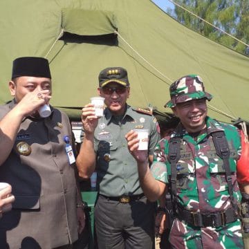 Dansatgas TMMD Minum Minuman Di Stand Upacara Pembukaan TMMD Bareng Rombongan