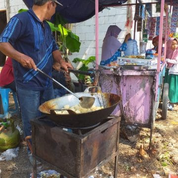 Penjual Tahu Goreng Juga Mengais Berkah Di Upacara Pembukaan TMMD